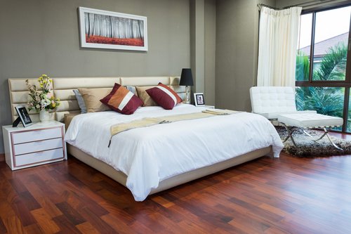Hardwood Floors and Lake Views: Creating a Home That Reflects Natural Beauty (2)